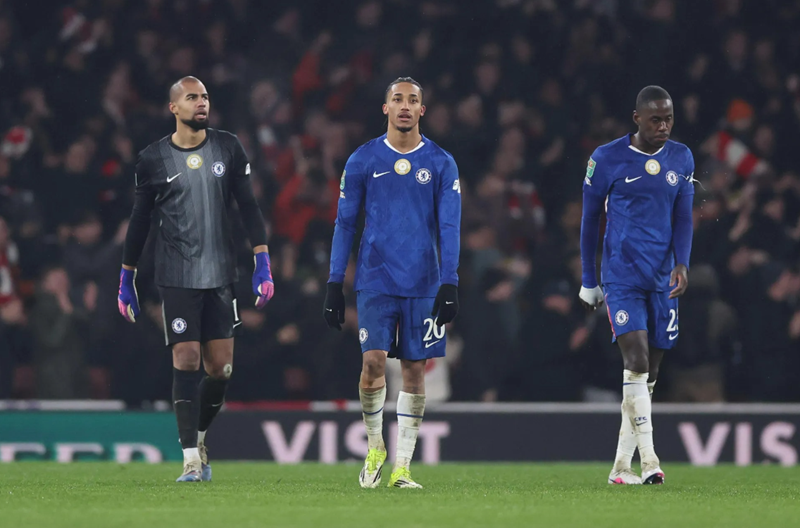 Hơn một tỷ euro không cứu nổi Chelsea trước cái bóng Arsenal