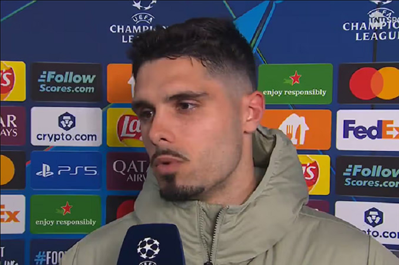 pedro-neto-len-tieng-xin-loi-sau-su-co-voi-cau-be-nhat-bong-o-tran-gap-psg